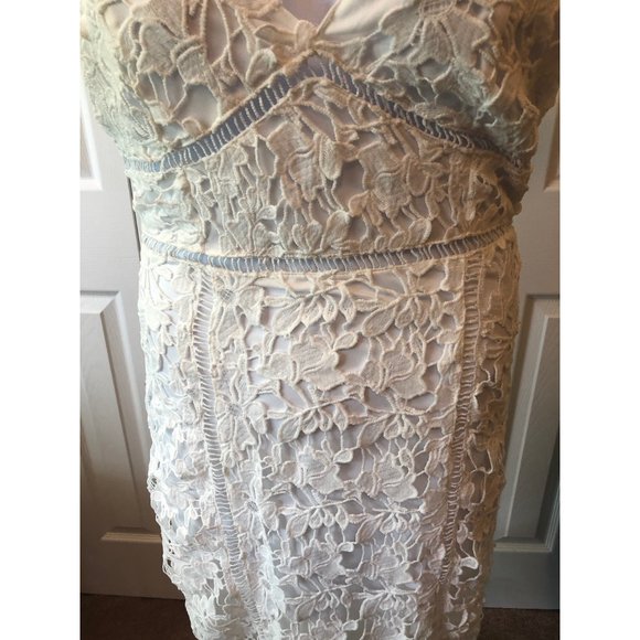 ALMOST NEW ABSOLUTELY GORGEOUS FLORAL WHITE DRESS - Picture 4 of 4